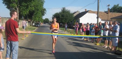 2. Ženskú desiatku vyhrala popredná slovenská reprezentantka v atletike a duatlone Petra Fašungová z banskobystrickej Dukly.