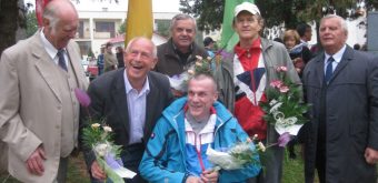 Táto fotografia nám pripomína Jaroslava Banáka (v hornom rade prvý zľava), dlhoročného riaditeľa Kľačianskej desiatky.