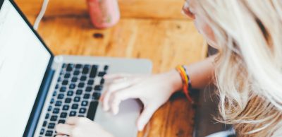 Home Office – fenomén práce z domova, který v těchto dnech řeší statisíce Čechů. Jak ovlivňuje běžecký trénink?